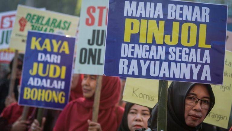 Ibu-ibu Tangerang Gelar Aksi Besar-besaran Tolak Judi Online dan Pinjaman Online Ilegal
