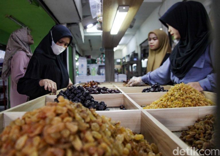 Demam Kurma: Ramadan Mendekat, Pasar Tanah Abang Dipadati Pemburu Kurma Berkualitas