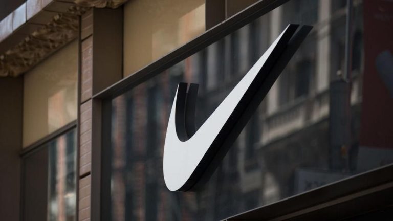 Anjloknya Penjualan Nike: Antara Persaingan Ketat, Perubahan Perilaku Konsumen, dan Strategi yang Salah Arah