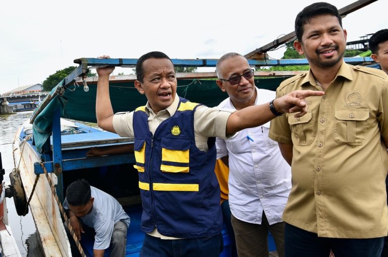 Menteri ESDM Bahlil Lahadalia Pastikan Ketersediaan BBM untuk Nelayan di Banjarmasin Menteri ESDM Bahlil Lahadalia Pastikan Ketersediaan BBM untuk Nelayan di Banjarmasin
