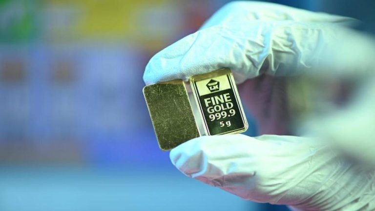 Harga Emas Antam Anjlok Rp 14.000 per Gram, Investor Diminta Waspada