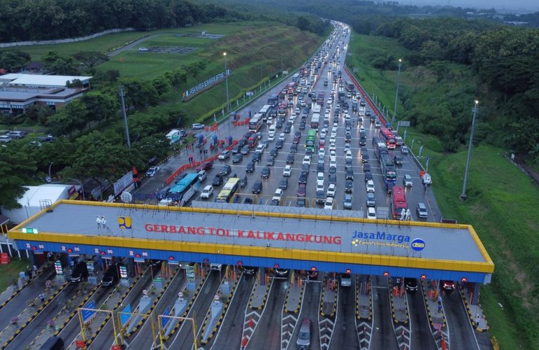 Puncak Arus Mudik Lebaran 2025: Gerbang Tol Kalikangkung Catat Lonjakan Kendaraan Signifikan