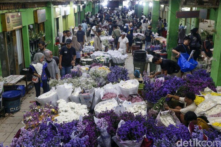 Demam Bunga Lebaran: Pasar Rawa Belong Dipadati Pembeli Jelang Idul Fitri