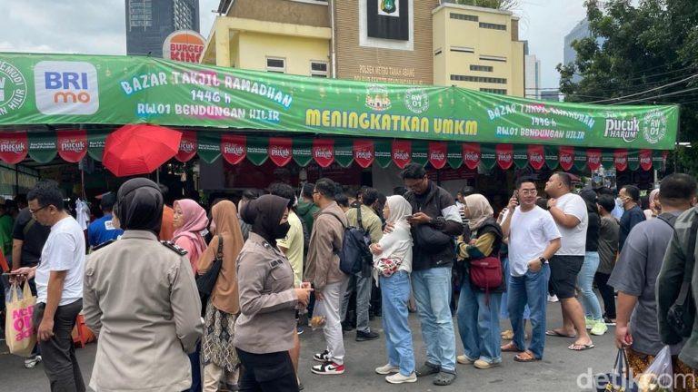 Toleransi dan Keramahan Ramadan Terasa di Bendungan Hilir: Kisah Peter dan Teman-Temannya "War" Takjil