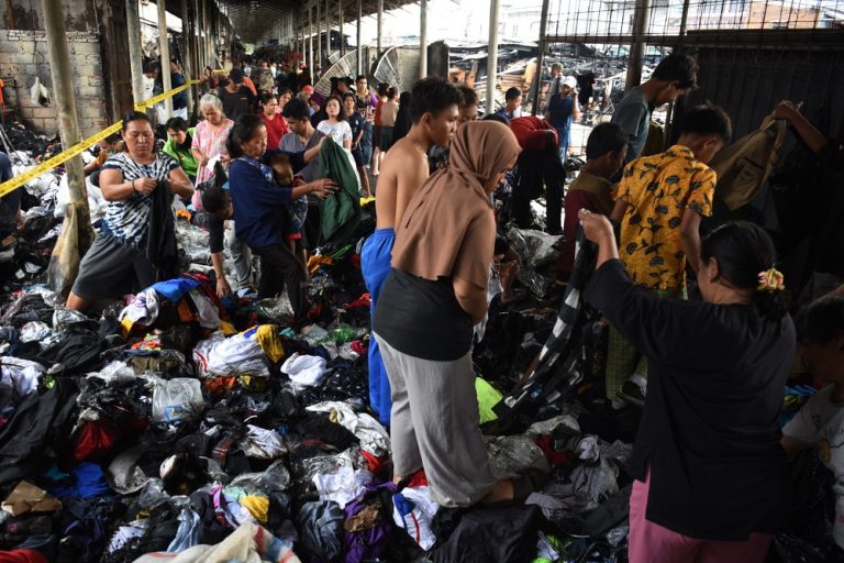 Abu dan Harapan: Pedagang Pasar Poncol Berjuang Bangkit Pasca Kebakaran Dahsyat