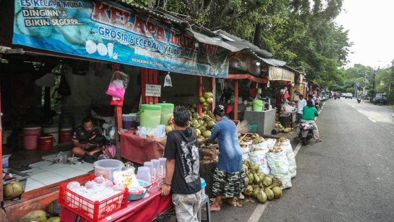 Berkah Ramadan: Melonjaknya Permintaan Kelapa Muda Dorong Omzet Pedagang di Rawamangun Berkah Ramadan: Melonjaknya Permintaan Kelapa Muda Dorong Omzet Pedagang di Rawamangun