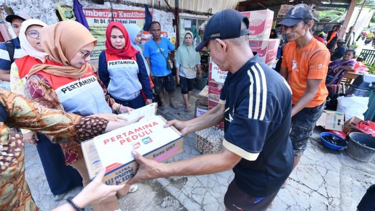 Pertamina Bergerak Cepat, Salurkan Bantuan Ribuan Item untuk Korban Banjir Bekasi