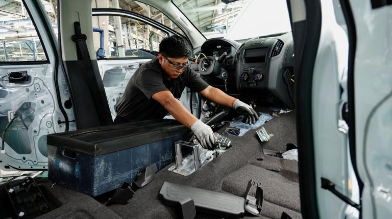 Raksasa Otomotif Stellantis PHK 900 Karyawan Akibat Tarif Impor Trump: Dampak Berantai yang Melanda Industri