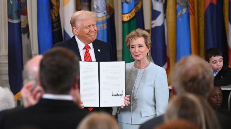 Bom Waktu Ekonomi: Trump Luncurkan Tarif Impor Massal, Guncang Pasar Global