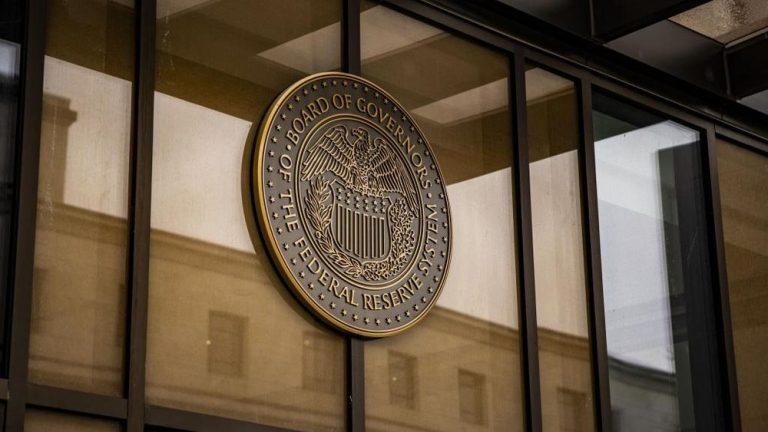 Bursa Saham Amerika Terpuruk Akibat Kebijakan Proteksionis Trump: The Fed Tetap Tunggu Situasi