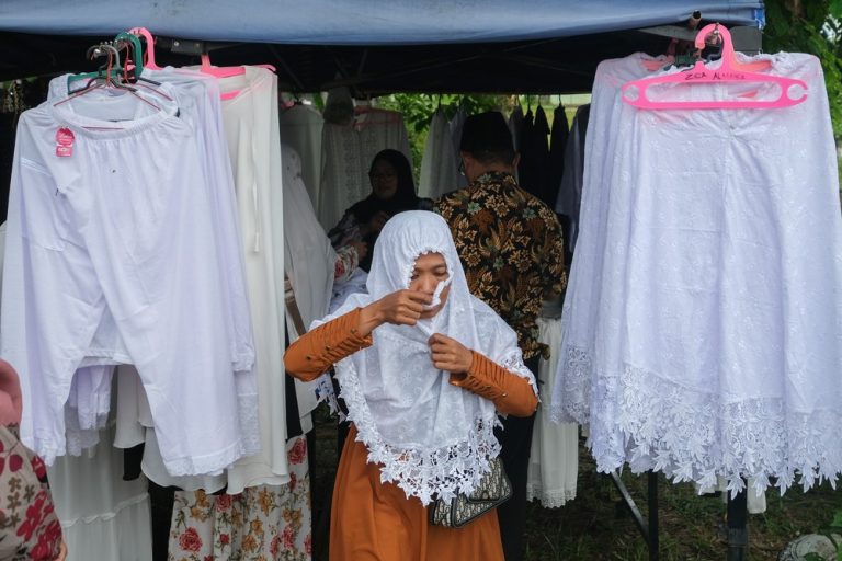 Demam Persiapan Haji: Jemaah Calon Haji Kendari Ramaikan Pasar Aksesoris di Asrama Haji
