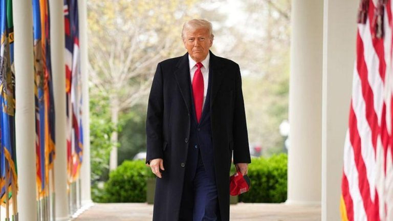 Trump Kembali Serang Gubernur The Fed, Ancam Pemecatan Atas Kebijakan Suku Bunga
