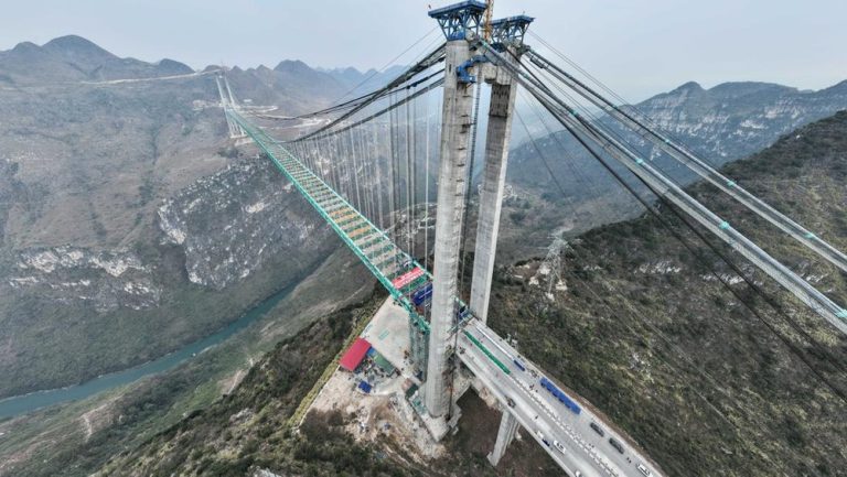 Jembatan Huajiang Canyon: Kejayaan Rekayasa Sipil China di Atas Ngarai Beipan Jembatan Huajiang Canyon: Kejayaan Rekayasa Sipil China di Atas Ngarai Beipan