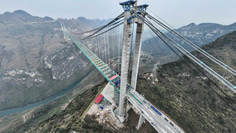Jembatan Huajiang Canyon: Kejayaan Rekayasa Sipil China di Atas Ngarai Beipan