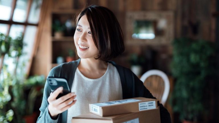 Hong Kong Post Hentikan Pengiriman Barang ke AS: Dampak Tarif dan Teguran Keras terhadap Kebijakan Washington