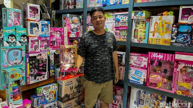 Pasar Gembrong: Sentuhan Personal dan Negosiasi Harga Tarik Pembeli Mainan di Tengah Era Digital
