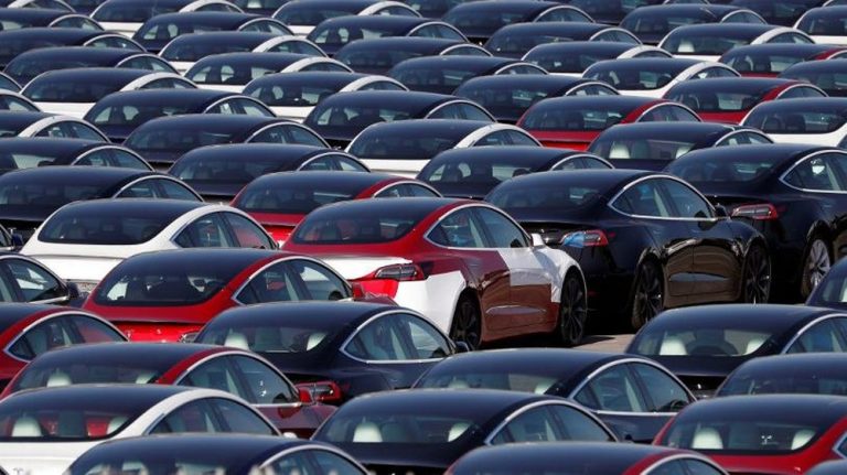 Ancaman PHK Massal Mengintai di Balik Tarif Impor Mobil Trump: Sebuah Analisis Ekonomi dan Politik