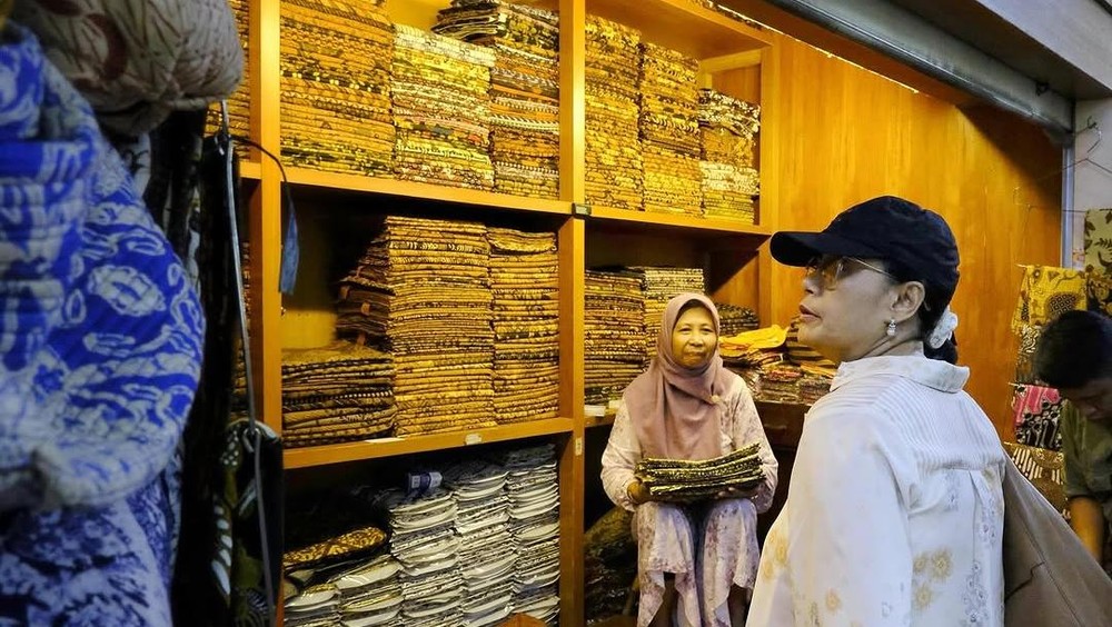 Sri Mulyani Menyapa Pasar Klewer: Di Balik Interaksi Sederhana, Tersirat Dukungan Ekonomi Rakyat