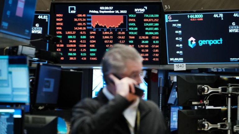 Dampak Devastasi: Tarif Trump Picu Anjloknya Pasar Saham dan Ancaman Inflasi