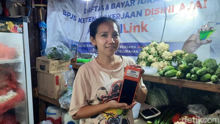 Jaring Pengaman Ekonomi: Kisah Nuryati, Agen BRILink di Pasar Minggu
