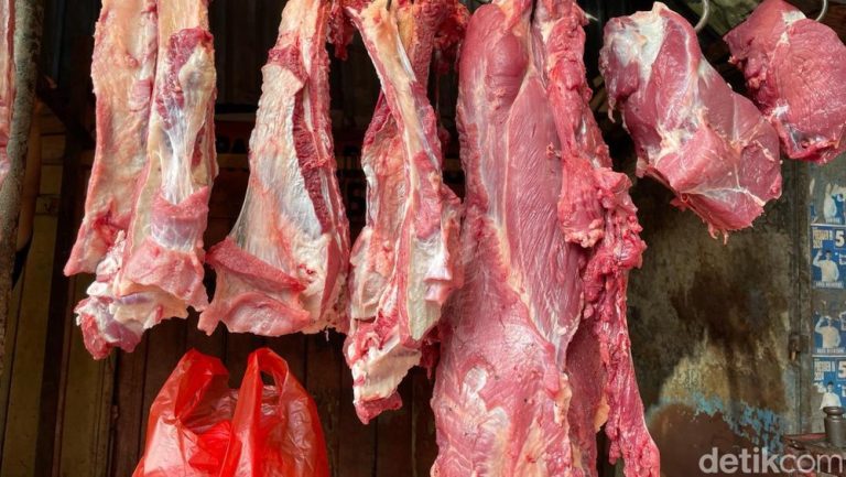 Harga Daging Sapi Tembus Rp150 Ribu/Kg di Hari Raya Kedua, Ayam Ras Juga Naik