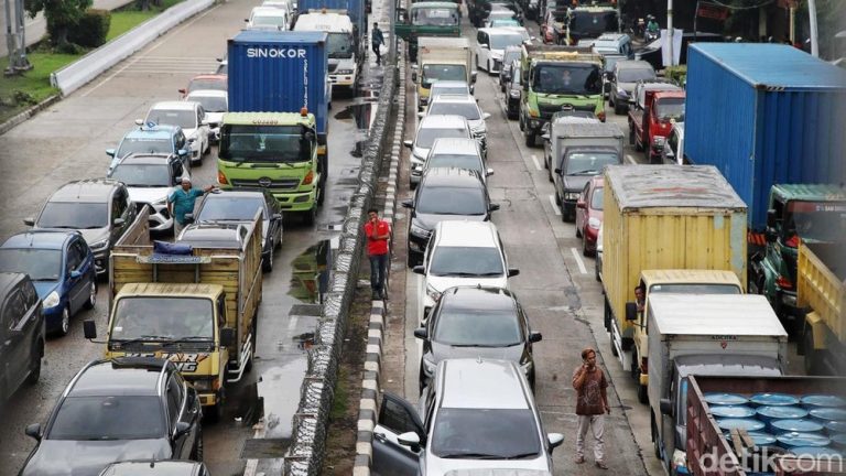 Kemacetan Parah di Tol Wiyoto Wiyono: Imbas Lonjakan Volume Bongkar Muat di Pelabuhan Tanjung Priok