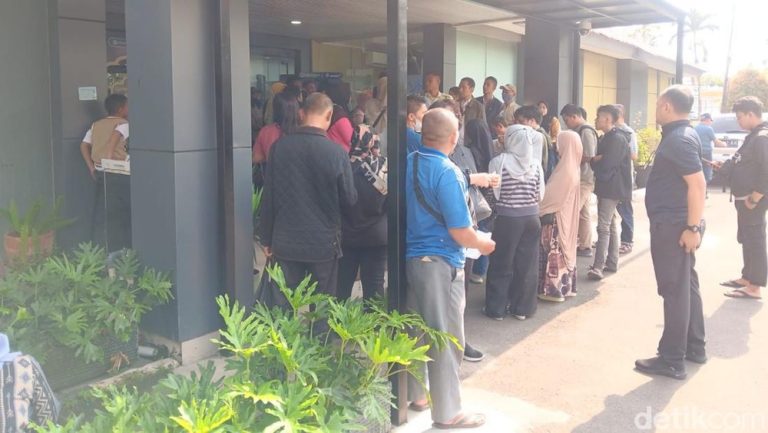 Demam Emas Antam: Antrean Panjang, Stok Habis, dan Harapan Harga Tembus Rp2 Juta per Gram