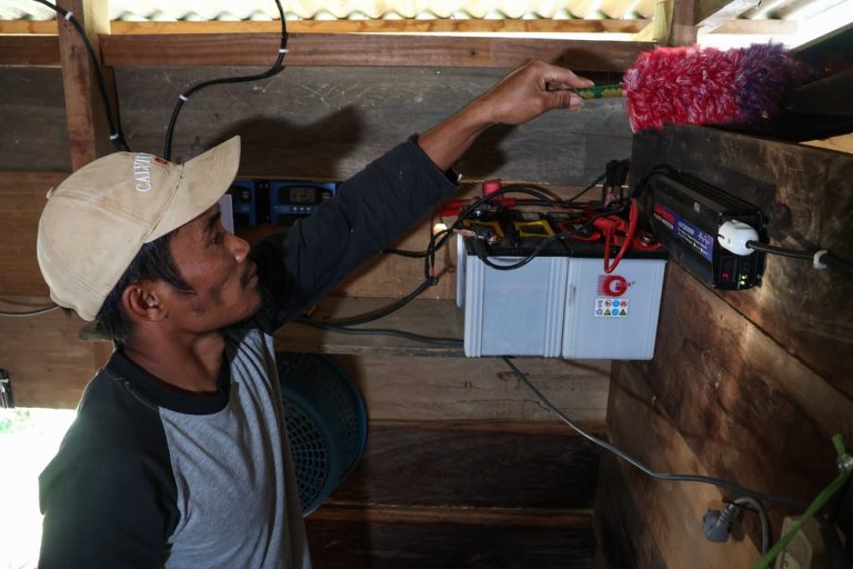 Cahaya Surya Menembus Kegelapan: Desa Embonatana, Luwu Utara, Merangkul Energi Terbarukan