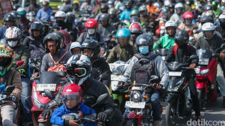 Puncak Arus Balik Lebaran 2025: Jalan Baru Lingkar Luar Karawang Barat Dipadati Pemudik Sepeda Motor