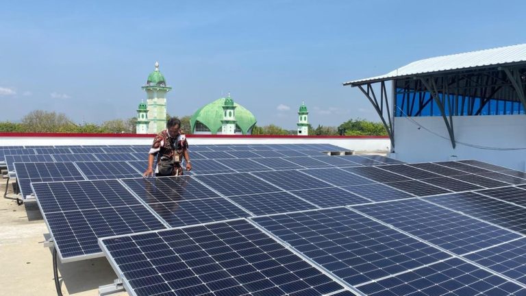 Revolusi Energi Surya di Indonesia: Mengenal Panel Surya dan Pabrik Terbesarnya
