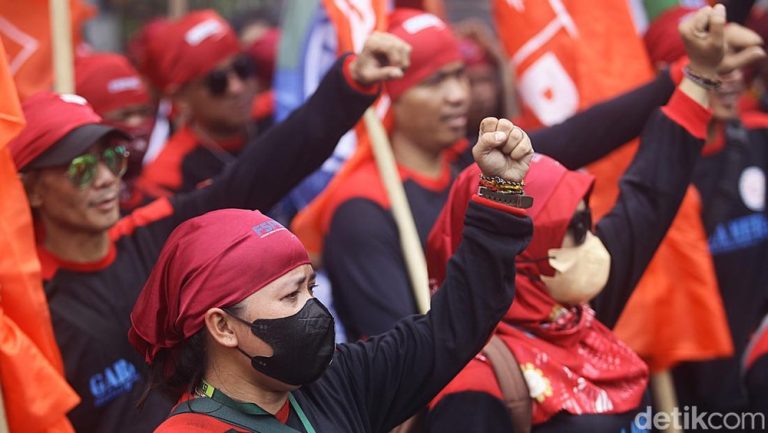 Gelombang Protes Buruh Jelang May Day: PHK Massal dan Upah Layak Jadi Sorotan Utama