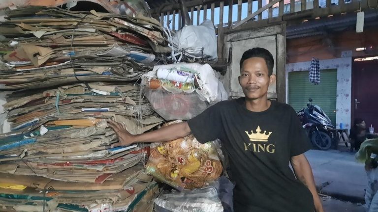 Geliat Usaha Rongsokan: Kisah Runendi, Sang Pengusaha Kecil yang Bertahan Berkat BRI