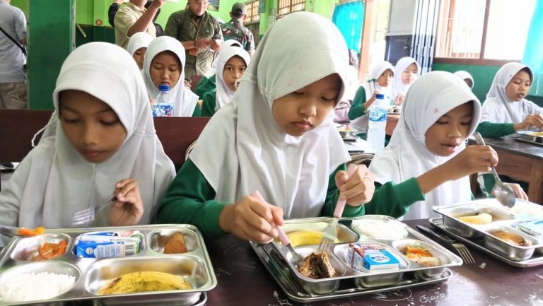 Perang Tarif Trump Guncang Pasar Modal: Ekonom Desak Evaluasi Program Pemerintah