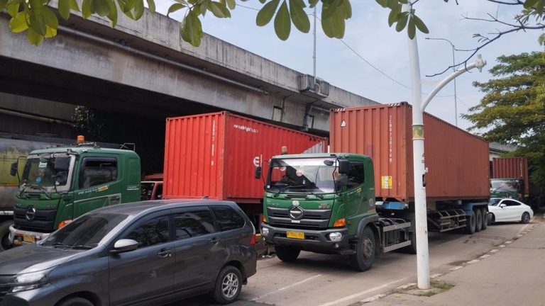 Kemacetan Parah Tol Tanjung Priok: Imbas Lonjakan Volume Bongkar Muat di Pelabuhan