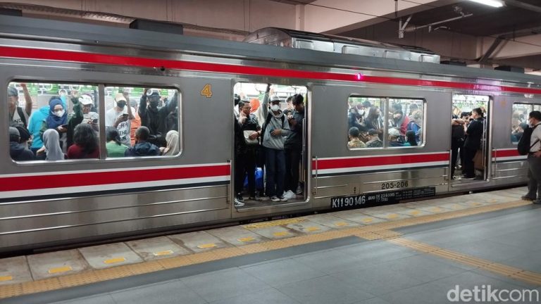 KAI Commuter Layani Lonjakan Penumpang Lebaran Betawi dengan 1063 Perjalanan Kereta