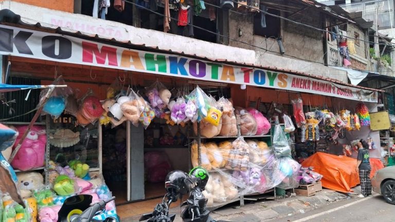 Pasar Gembrong Merana: Ancaman Toko Online dan Tantangan Pasar Bebas Pasar Gembrong Merana: Ancaman Toko Online dan Tantangan Pasar Bebas