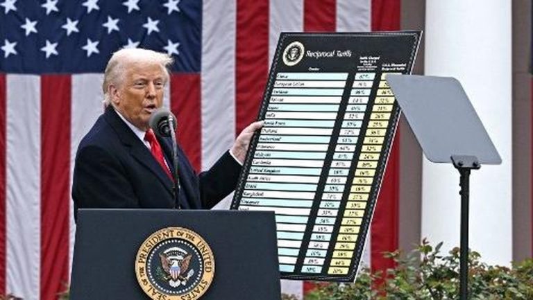 Badai Tarif Trump: 50 Negara Memohon, Presiden AS Tuntut "Uang Obat"
