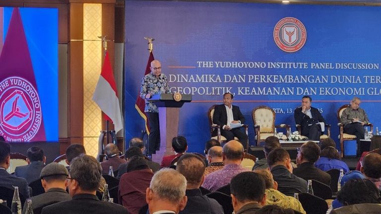 Trump Diduga Gunakan Tarif Impor untuk Menutupi Defisit Pajak Pendapatan: Wamenlu Ungkap Strategi Terselubung