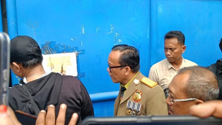 Wamenaker Ditolak Masuk Pabrik, Kasus Penahanan Ijazah Karyawan Memanas di Surabaya