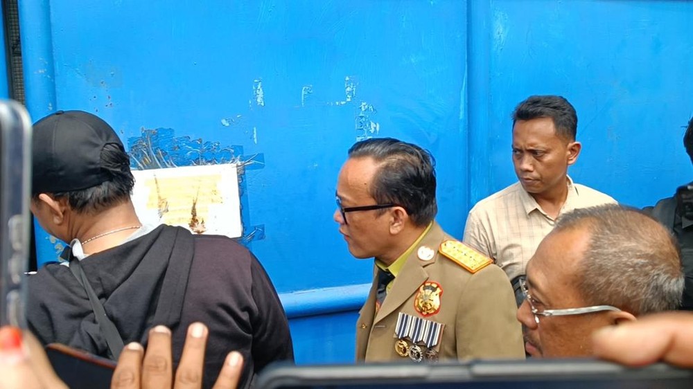 Wamenaker Ditolak Masuk Pabrik, Kasus Penahanan Ijazah Karyawan Memanas di Surabaya