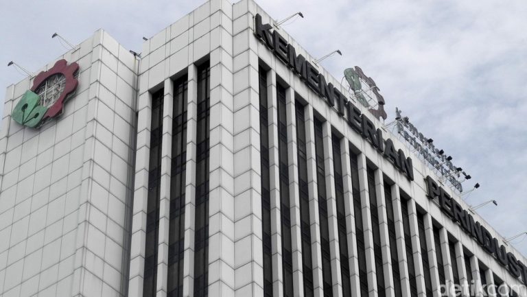 PMI Manufaktur Indonesia Anjlok ke Level Terburuk Sejak Pandemi: Sinyal Resesi dan Desakan Perlindungan Industri Dalam Negeri
