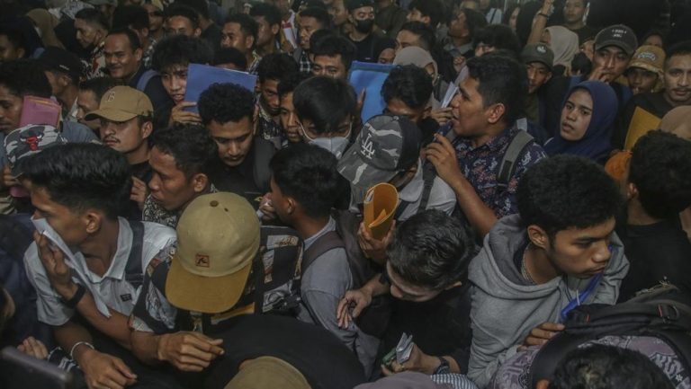 Perebutan Peluang Emas: Ribuan Pencari Kerja Berdesakan di Job Fair Maluku Utara