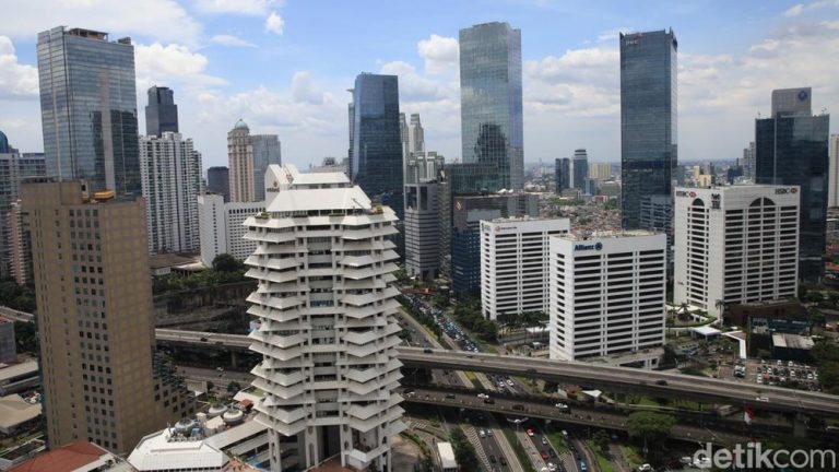 Ekonomi Indonesia di Ujung Tanduk: Ancaman Stagnasi dan Urgensi Reformasi Struktural