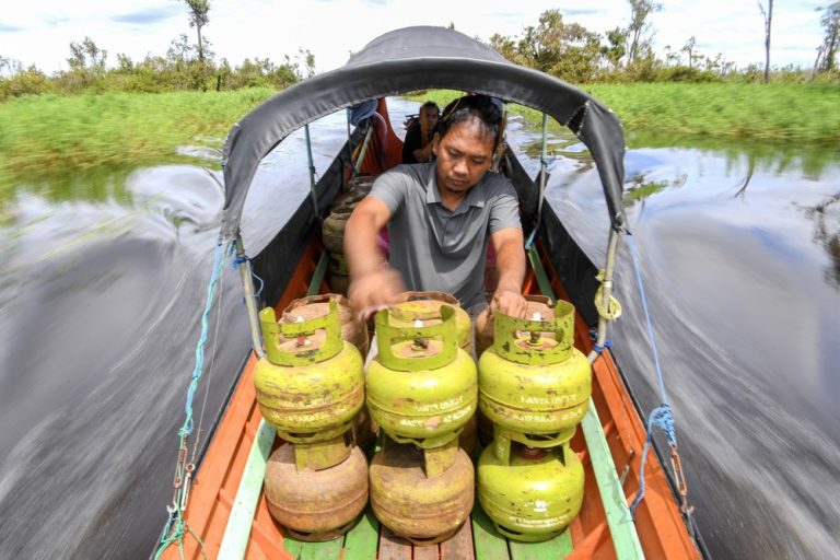 Meniti Arus Danau Melintang: Distribusi LPG 3 Kg di Pelosok Kalimantan Timur