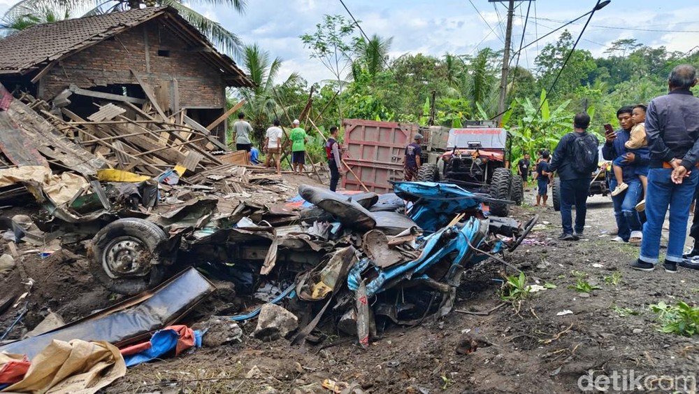 Tragedi Maut di Purworejo: Truk Tabrak Angkot, 11 Guru Tewas, Menhub Ancam Sanksi Berat
