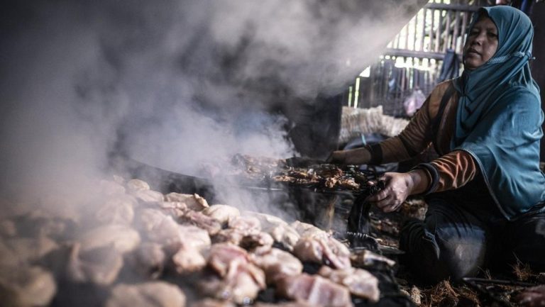 Asap dan Aroma Sejarah: Menelusuri Industri Ikan Asap Tradisional Bandarharjo, Semarang