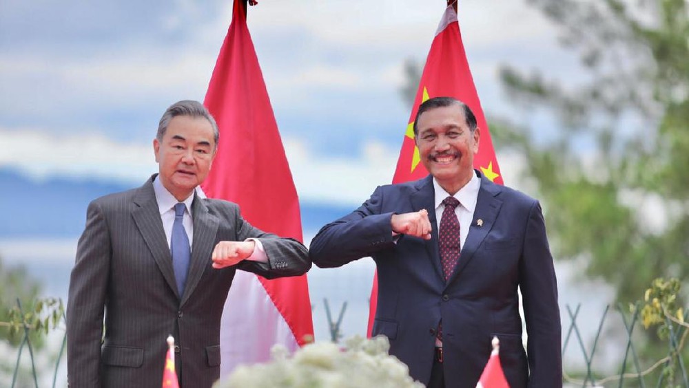 Pertemuan Strategis Luhut dan Wang Yi di Beijing:  Kereta Cepat, Tanggul Laut Raksasa, dan Masa Depan Kemitraan Indonesia-China