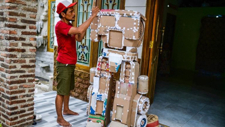 Kreativitas dari Limbah: Kostum Robot Kardus Buatan Cilegon Mendunia