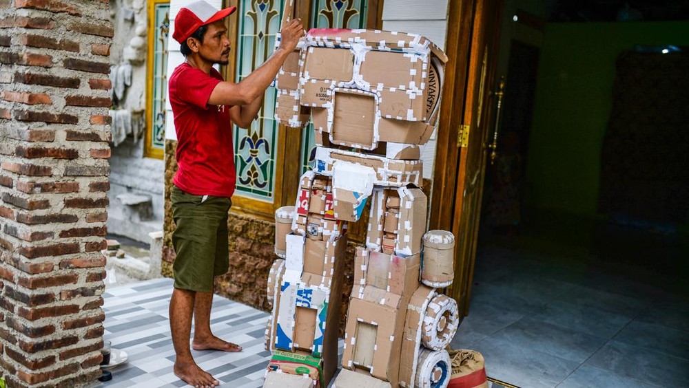 Kreativitas dari Limbah: Kostum Robot Kardus Buatan Cilegon Mendunia