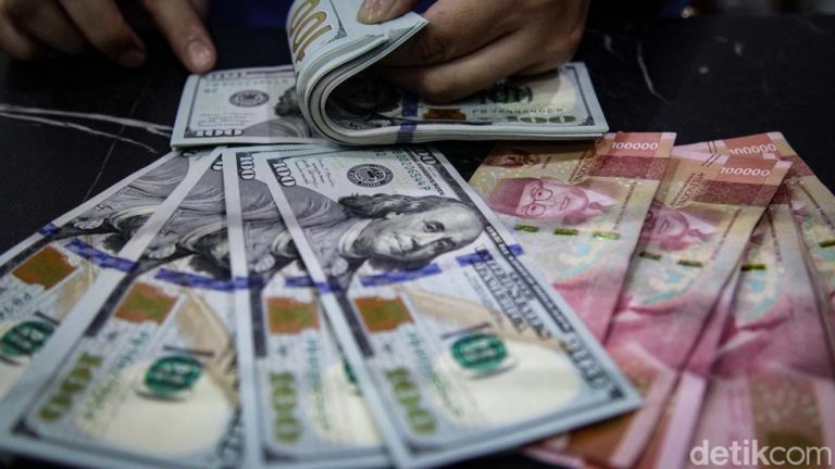 Rupiah Tertekan, Dolar AS Mendekati Rp 17.000; APBN 2025 Terancam